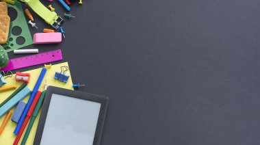 Afiş kavramına geri okul apple sırt çantası Kırtasiye siyah arka plan üzerine. Üstten görünüm düz yatıyordu