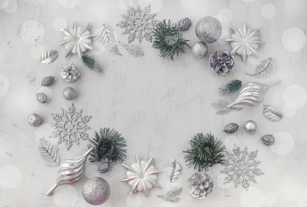 Noel Beyaz Arka Plan Sürrealizm Oyuncak Dekoratif Bileşimi Üstten Görünüm — Stok fotoğraf