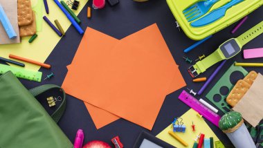 Afiş kavramına geri okul apple sırt çantası Kırtasiye siyah arka plan üzerine. Üstten görünüm düz yatıyordu