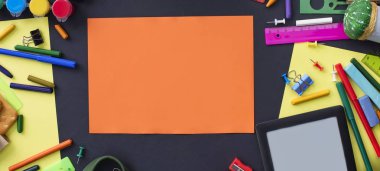 Afiş kavramına geri okul apple sırt çantası Kırtasiye siyah arka plan üzerine. Üstten görünüm düz yatıyordu