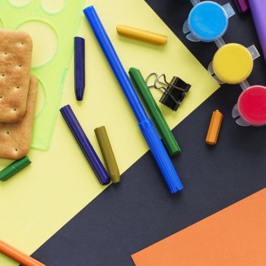 Kavram Okulu İzle tebeşir hattı tanımlama bilgilerini Kırtasiye siyah arka plan üzerine başa. Üstten görünüm düz yatıyordu