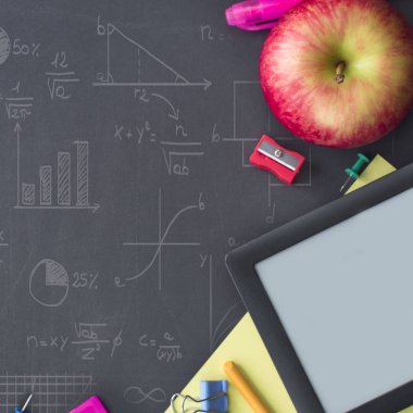 Kavram Okulu İzle tebeşir hattı tanımlama bilgilerini Kırtasiye siyah arka plan üzerine başa. Üstten görünüm düz yatıyordu