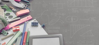 Afiş kavramına geri okul apple sırt çantası Kırtasiye siyah arka plan üzerine. Üstten görünüm düz yatıyordu