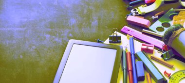 Sürrealizm afiş geri okul apple sırt çantası Kırtasiye siyah arka plan üzerine kavram. Üstten görünüm düz yatıyordu