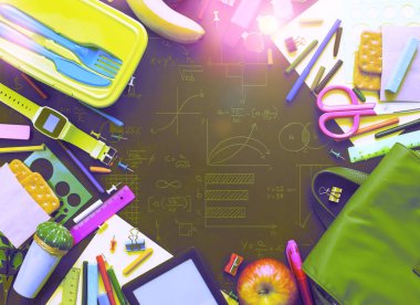 Sürrealizm kavramına geri okul apple sırt çantası Kırtasiye siyah arka plan üzerine. Üstten görünüm düz yatıyordu