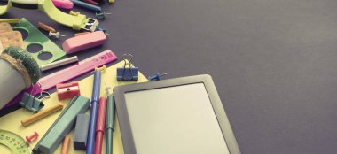 Afiş kavramına geri okul apple sırt çantası Kırtasiye siyah arka plan üzerine. Üstten görünüm düz yatıyordu