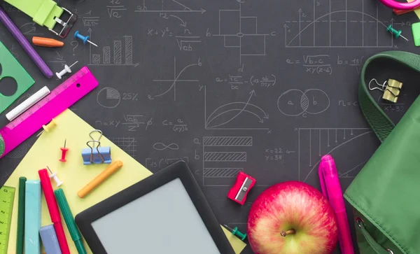 Geri okul apple sırt çantası Kırtasiye siyah arka plan üzerine kavram. Üstten görünüm düz yatıyordu