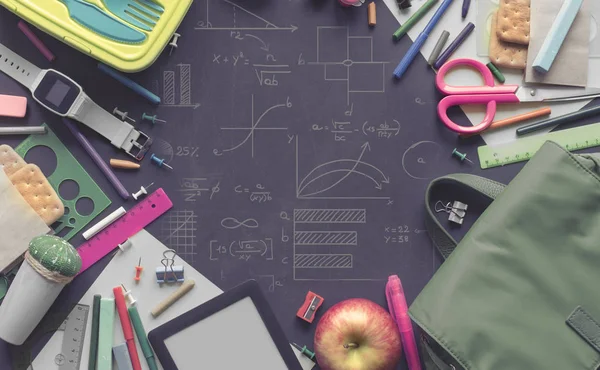 Geri okul apple sırt çantası Kırtasiye siyah arka plan üzerine kavram. Üstten görünüm düz yatıyordu