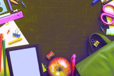 Sürrealizm kavramına geri okul apple sırt çantası Kırtasiye siyah arka plan üzerine. Üstten görünüm düz yatıyordu