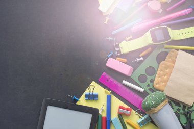 Kavram Okulu İzle tebeşir hattı tanımlama bilgilerini Kırtasiye siyah arka plan üzerine başa. Üstten görünüm düz yatıyordu