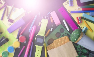 Kavram Okulu İzle tebeşir hattı tanımlama bilgilerini Kırtasiye siyah arka plan üzerine başa. Üstten görünüm düz yatıyordu