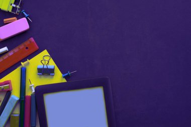 Sürrealizm kavramına geri okul apple sırt çantası Kırtasiye siyah arka plan üzerine. Üstten görünüm düz yatıyordu