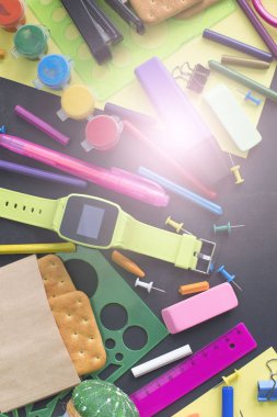 Kavram Okulu İzle tebeşir hattı tanımlama bilgilerini Kırtasiye siyah arka plan üzerine başa. Üstten görünüm düz yatıyordu