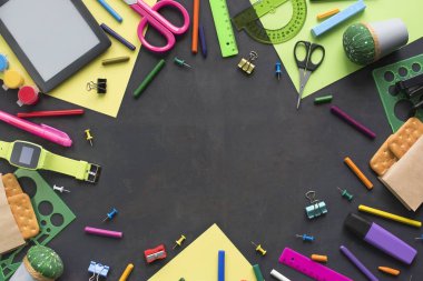 Kavram Okulu İzle tebeşir hattı tanımlama bilgilerini Kırtasiye siyah arka plan üzerine başa. Üstten görünüm düz yatıyordu