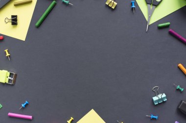 Kavram Okulu İzle tebeşir hattı tanımlama bilgilerini Kırtasiye siyah arka plan üzerine başa. Üstten görünüm düz yatıyordu