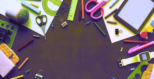 Sürrealizm afiş geri okul apple sırt çantası Kırtasiye siyah arka plan üzerine kavram. Üstten görünüm düz yatıyordu