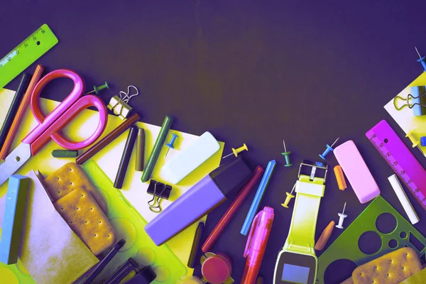 Sürrealizm kavramına geri Okulu İzle tebeşir hattı tanımlama bilgilerini Kırtasiye siyah arka plan üzerine. Üstten görünüm düz yatıyordu