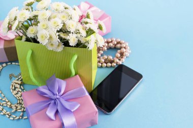 Dekoratif kompozisyon kutu hediye çiçek Bayan takı alışveriş tatil mavi arka plan ile. Festival posteri kopya alanı