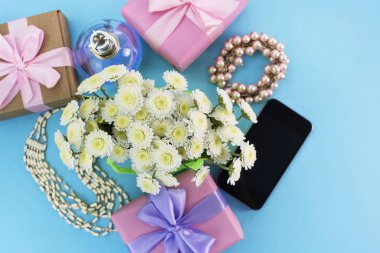 Dekoratif kompozisyon kutu hediye çiçek Bayan takı alışveriş tatil mavi arka plan ile. Festival posteri kopya alanı