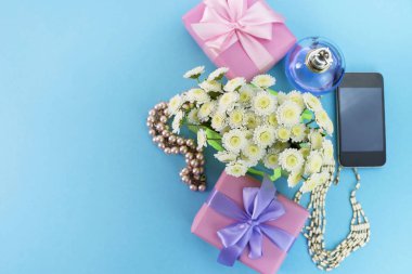 Dekoratif kompozisyon kutu hediye çiçek Bayan takı alışveriş tatil mavi arka plan ile. Festival posteri kopya alanı