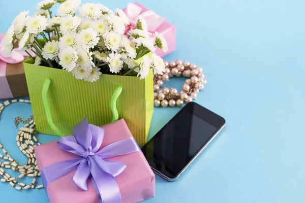 Dekoratif kompozisyon kutu hediye çiçek Bayan takı alışveriş tatil mavi arka plan ile. Festival posteri kopya alanı