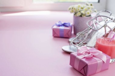 Dekoratif kompozisyon hediye kutusu ile saten kurdele çiçek satın almak Ayakkabı kadınlar için bir cam kokteyl yay. Üstten görünüm şenlikli öğelerinin düz yatıyordu