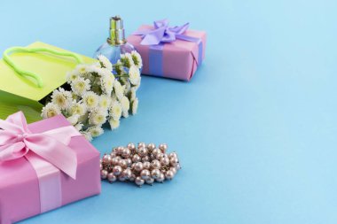 Dekoratif kompozisyon kutu hediye çiçek Bayan takı alışveriş tatil mavi arka plan ile. Festival posteri kopya alanı