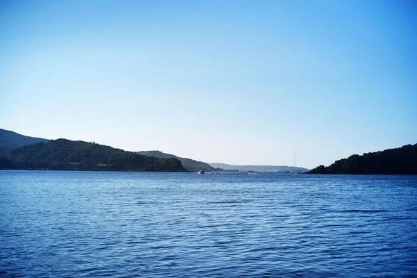 Mare paesaggio colline orizzonte cielo nebbia natura saturi . — Foto Stock