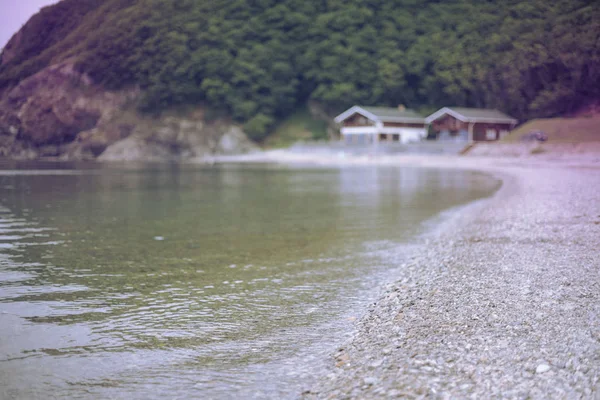 Defocus kust zomer landschap zwart-wit water pebble natuur heuvel Bay. — Stockfoto