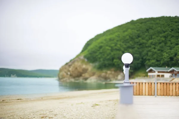 Defocus seashore sommar landskap mättnad vatten pebble natur hill Bay. — Stockfoto