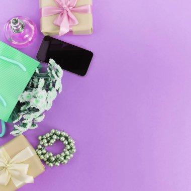 Sürrealizm dekoratif kompozisyon kutu hediye çiçek Bayan takı alışveriş tatil mavi arka plan ile. Festival posteri kopya alanı