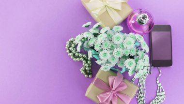 Sürrealizm afiş dekoratif kompozisyon kutu hediye çiçek Bayan takı alışveriş tatil mavi arka plan ile. Festival posteri kopya alanı