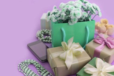 Sürrealizm dekoratif kompozisyon kutu hediye çiçek Bayan takı alışveriş tatil mavi arka plan ile. Festival posteri kopya alanı