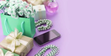 Sürrealizm afiş dekoratif kompozisyon kutu hediye çiçek Bayan takı alışveriş tatil mavi arka plan ile. Festival posteri kopya alanı