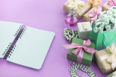 Sürrealizm dekoratif kompozisyon kutu hediye çiçek Bayan takı alışveriş tatil mavi arka plan ile. Festival posteri kopya alanı