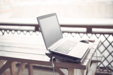 Ahşap masa veranda office Laptop Internet modern gadget kopya alanı. Kırsal çalışma alanı için yaşam tarzı