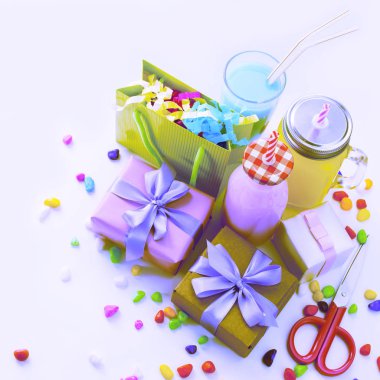 Sürrealizm dekoratif kompozisyon şenlikli egzotik kokteylde beyaz arka plan kutu konfeti hediye saten kurdele ile. Doğal içecek bir bardak kupa