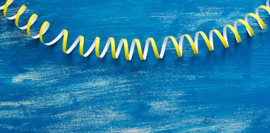 Odak afiş renkli flamalar ahşap antika arka plan mavi bir üzerinde yılan gibi detaylı bir görüntüdür. Üstten görünüm kopya alanı