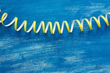 Odak renkli flamalar ahşap antika arka plan mavi bir üzerinde yılan gibi detaylı bir görüntüdür. Üstten görünüm kopya alanı