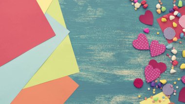 Doymuş şenlikli konfeti kalp şeker rengi. Kopya alanı düz ahşap eski mavi artalanla yatıyordu