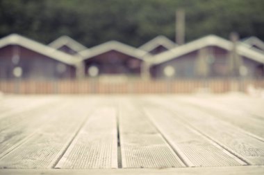 Rustik manzara ahşap evler tepe orman gökyüzü bulanıklık. Güzel doğa defocus