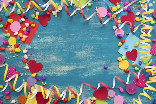 のぼり紙吹雪キャンディー心装飾が施された装飾的な休日の背景 フラット ブルーみすぼらしい木造平面図背景レイアウト — ストック写真