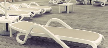 Afiş ahşap güverte beach deniz okyanus resort Paz aylâk şemsiye otel havuzu gökyüzü güneş doğuyor. Deniz kenarında Ahşap Teras günbatımı akşamı sakin ol.