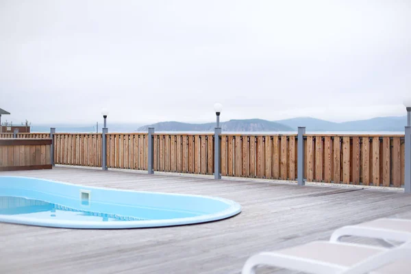 Ahşap güverte plaj deniz okyanus resort Paz aylâk şemsiye otel havuzu gökyüzü güneş doğuyor. Metin kopya alanı için arka plan