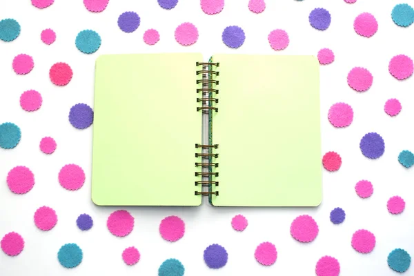 Open Notepad Green Pages Colored Confetti Background Top View Flat — Stock Photo, Image