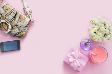 moda aksesuarları düz el çantası telefonu gadget çiçek hediye kutusu parfüm kokteyl üstten görünüm kopya alanı yatıyordu.