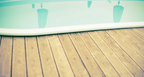 Bannière Plate-forme en bois plage mer océan station chaises longues parasol hôtel piscine ciel lever de soleil — Photo