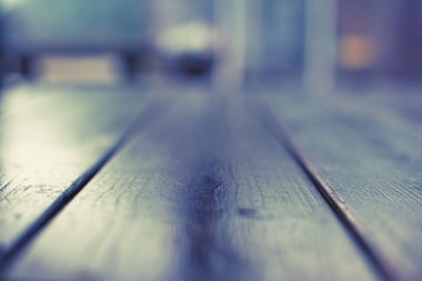 Boş yer üstünde okul sırası bulanıklık. Eski doğal ahşap eski püskü arka plan tonlama seçici odak.