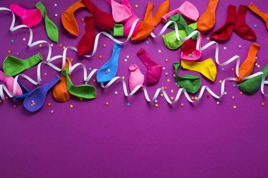 Festival arka planını Mor malzeme renkli balonlar flamalar konfeti. En iyi görünüm düz yatıyordu kopya alanı