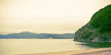 Deniz manzarası sabah şafak ufuk deniz sahil Bay hill deniz çakıl sonbahar afiş. Doğal arka plan deniz plaj kopya alanı